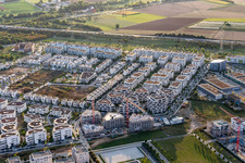 Vue oblique de Périphérie et périphérie des zones résidentielles Friedrich-Dessauer-Straße - Altenhöferallee - Johann-Georg-Elser-Straße - Rudolf-Schwarz-Platz à le quartier Kalbach-Riedberg in Frankfurt am Main dans le département Hesse, Allemagne