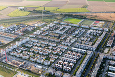 Périphérie et périphérie des zones résidentielles Friedrich-Dessauer-Straße - Altenhöferallee - Johann-Georg-Elser-Straße - Rudolf-Schwarz-Platz à le quartier Kalbach-Riedberg in Frankfurt am Main dans le département Hesse, Allemagne d'en haut