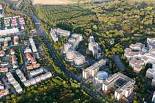 Vue aérienne de Ensemble de bureaux et d'immeubles commerciaux de la résidence étudiante Bed & Brains, 14ème commissariat, Air Liquide Global E&C Solutions à le quartier Niederursel in Frankfurt am Main dans le département Hesse, Allemagne