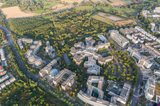 Vue aérienne de Ensemble de bureaux et d'immeubles commerciaux composé de la résidence étudiante Bed & Brains, du 14e commissariat de police, d'Air Liquide Global E&C Solutions et de la République fédérale d'Allemagne - Finanzagentur GmbH - également appelée Lurgihaus à le quartier Niederursel in Frankfurt am Main dans le département Hesse, Allemagne