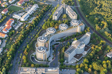 Vue aérienne de Bâtiment administratif de la société Air Liquide Global E&C Solutions. La résidence étudiante Bed & Brains est visible à côté à le quartier Niederursel in Frankfurt am Main dans le département Hesse, Allemagne