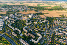 Vue aérienne de Zone d’habitation et infrastructures à le quartier Bonames in Frankfurt am Main dans le département Hesse, Allemagne