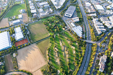 Vue aérienne de Zone du parcours de golf du club de golf Golf Range Frankfurt à le quartier Kalbach-Riedberg in Frankfurt am Main dans le département Hesse, Allemagne