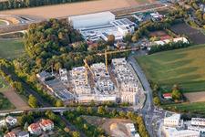 Vue aérienne de Chantier pour la construction d'un nouveau bâtiment résidentiel multifamilial sur la Brunnenstrasse à le quartier Kloppenheim in Karben dans le département Hesse, Allemagne