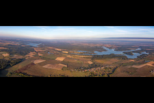 Vue aérienne de Panorama de la chaîne des lacs lorrains Étang de la Blanche Chaussée à Kerprich-aux-Bois dans le département Moselle, France