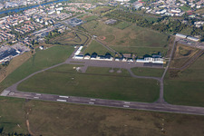 Vue aérienne de Pistes avec voies de circulation, hangars et terminaux sur le terrain de l'aéroport de Nancy-Essey à le quartier Paix Jartom in Tomblaine dans le département Meurthe et Moselle, France