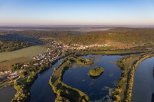 Vue aérienne de Moselle et Canal de l'Est à Chaligny dans le département Meurthe et Moselle, France