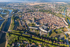 Vue aérienne de Centre-ville en centre-ville entre les rives de la Moselle et du canal Rhin-Marne à Toul dans le département Meurthe et Moselle, France
