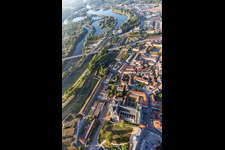 Vue aérienne de Les rives de la Moselle à Toul dans le département Meurthe et Moselle, France