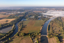 Vue aérienne de Moselle et canal de la Moselle à Gondreville dans le département Meurthe et Moselle, France