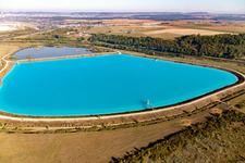 Vue aérienne de Bassins salins bleu turquoise pour la production de sel de potasse par la Compagnie des Salins du Midi et des Salines de l'Est SA à Laneuveville-devant-Nancy à Varangéville dans le département Meurthe et Moselle, France