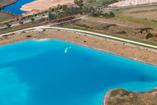 Marron - Champs de sel blancs pour la production de sel à Rosières-aux-Salines dans le département Meurthe et Moselle, France vue du ciel