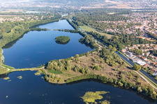 Vue aérienne de Lacs entre la Moselle et le canal de l'Est à Richardménil dans le département Meurthe et Moselle, France