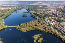 Vue aérienne de Lacs entre la Moselle et le canal de l'Est à Richardménil dans le département Meurthe et Moselle, France