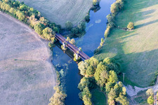 Vue aérienne de Pont sur la Meuse/La Meuse à Sauvigny dans le département Meuse, France