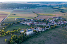 Vue aérienne de Château de Montbras à Montbras dans le département Meuse, France