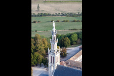 Basilique de Sion à Saxon-Sion dans le département Meurthe et Moselle, France vu d'un drone