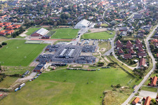 Vue aérienne de École et bibliothèque à le quartier Nordby in Fanø dans le département Syddanmark, Danemark