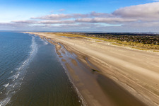Vue aérienne de Paysage de plage de sable le long du littoral sur la côte ouest de l'île de Fanø en mer du Nord à Fanø dans le département Syddanmark, Danemark