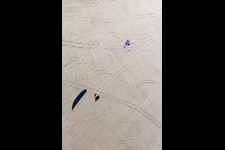 Vue d'oiseau de Buggys et kitesurfeurs sur la plage de sable à Fanø dans le département Syddanmark, Danemark