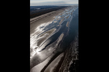 Vue aérienne de Plage de sable avec circulation automobile le long du littoral sur la côte ouest de l'île de Fanø, en mer du Nord à Fanø dans le département Syddanmark, Danemark