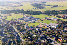 École et bibliothèque à le quartier Nordby in Fanø dans le département Syddanmark, Danemark hors des airs