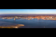 Vue aérienne de Installations portuaires sur la côte de la mer du Nord à Esbjerg dans le département Syddanmark, Danemark
