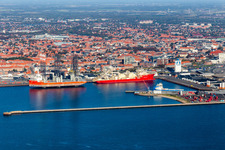 Vue aérienne de Navires de lutte contre l'incendie dans le port à Esbjerg dans le département Syddanmark, Danemark