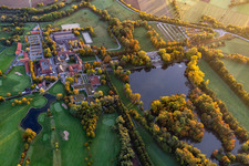Vue aérienne de Club de golf Schloss Monrepos et Schloss Domäne Monrepos au bord du lac à le quartier Eglosheim in Ludwigsburg dans le département Bade-Wurtemberg, Allemagne