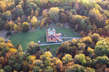 Vue aérienne de Chantier de construction avec travaux de reconstruction et de rénovation au château « Schloss Favorite » à Favoritepark à Ludwigsburg dans le département Bade-Wurtemberg, Allemagne