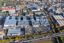 Vue aérienne de Sites de l'entreprise Trumpf Laser et Systemtechnik avec halls, bâtiments d'entreprise et installations de production dans le quartier de Gerlingen-Schillerhöhe à Ditzingen dans le département Bade-Wurtemberg, Allemagne
