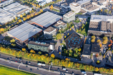 Vue aérienne de Locaux de l'entreprise Trumpf GmbH + Co. KG avec halls, bâtiments d'entreprise et installations de production dans le quartier de Weilimdorf à Ditzingen dans le département Bade-Wurtemberg, Allemagne