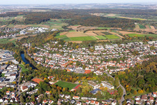 Vue aérienne de Zones riveraines du Neckar en Zizishausen à le quartier Zizishausen in Nürtingen dans le département Bade-Wurtemberg, Allemagne