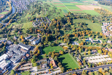 Vue aérienne de Piscine extérieure Nürtingen, terrain de football Nürtingen, salle de sport et terrain de sport Schreibere et piscine intérieure Nürtingen à Nürtingen dans le département Bade-Wurtemberg, Allemagne
