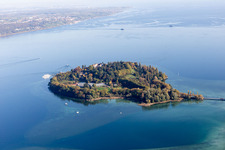 Vue aérienne de Mainau, l'île aux fleurs du lac de Constance. Le comte Lennart Bernadotte a fait de l'île une attraction touristique. Le parc du château abrite une végétation méditerranéenne et subtropicale, une roseraie, une serre à papillons, une palmeraie et un palais baroque avec restaurants. à le quartier Litzelstetten in Konstanz dans le département Bade-Wurtemberg, Allemagne