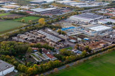 Vue aérienne de Zone industrielle et implantation d'entreprise Am Klößberg avec scierie Karl Alt GmbH & Co.KG et Glöckle Montagebau à Schwebheim dans le département Bavière, Allemagne