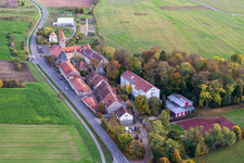 Complexe de bâtiments du pensionnat de filles Antonia-Werr-Zentrum dans le monastère de Saint-Louis à Wipfeld dans le département Bavière, Allemagne depuis l'avion