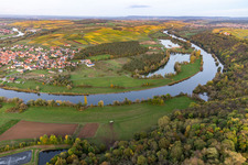 Vue aérienne de Quartier Fahr in Volkach dans le département Bavière, Allemagne