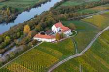 Vue oblique de Hôtel Vogelsburg à le quartier Escherndorf in Volkach dans le département Bavière, Allemagne