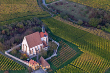 Vue aérienne de Église de pèlerinage de Maria im Weingarten à Volkach dans le département Bavière, Allemagne