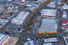 Vue aérienne de Magasins de bricolage Globus Schweinfurt et Marktkauf Schweinfurt au crépuscule à le quartier Grün in Schweinfurt dans le département Bavière, Allemagne
