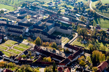 Vue aérienne de Complexe de bâtiments du monastère Ebrach avec salle impériale et église du monastère Ebrach et établissement correctionnel Ebrach à le quartier Eborach in Ebrach dans le département Bavière, Allemagne