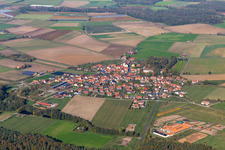 Vue aérienne de Quartier Kirchschönbach in Prichsenstadt dans le département Bavière, Allemagne