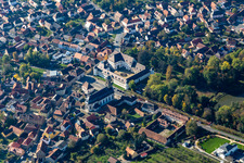 Vue aérienne de Graf Schönborn - Château Wiesentheid, Église de l'île Maurice et anciens bâtiments de la Chancellerie à Wiesentheid dans le département Bavière, Allemagne