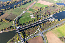 Vue aérienne de Écluse Gerlachshausen de l'Autorité des voies navigables et de la navigation de Schweinfurt sur le canal principal en Gerlachshausen à le quartier Gerlachshausen in Schwarzach am Main dans le département Bavière, Allemagne