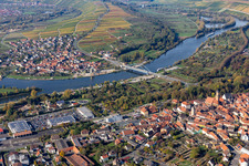 Vue aérienne de Rivière - Structure de pont sur le Main entre Astheim et Volkach dans l'état à le quartier Astheim in Volkach dans le département Bavière, Allemagne
