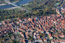 Vue aérienne de Église Saint-Barthélemy dans la vieille ville et pont principal Volkach à Volkach dans le département Bavière, Allemagne