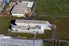 Vue aérienne de Locaux du centre d'essais SKF Sven Wingquist avec halls, bâtiments d'entreprise et installations de production à le quartier Grün in Schweinfurt dans le département Bavière, Allemagne