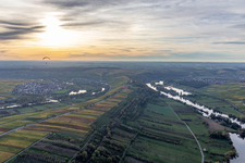 Vue aérienne de Boucle principale de Vogelsburg à le quartier Astheim in Volkach dans le département Bavière, Allemagne