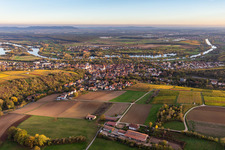 Vue aérienne de Vieille ville sur le Main vue du nord à Dettelbach dans le département Bavière, Allemagne